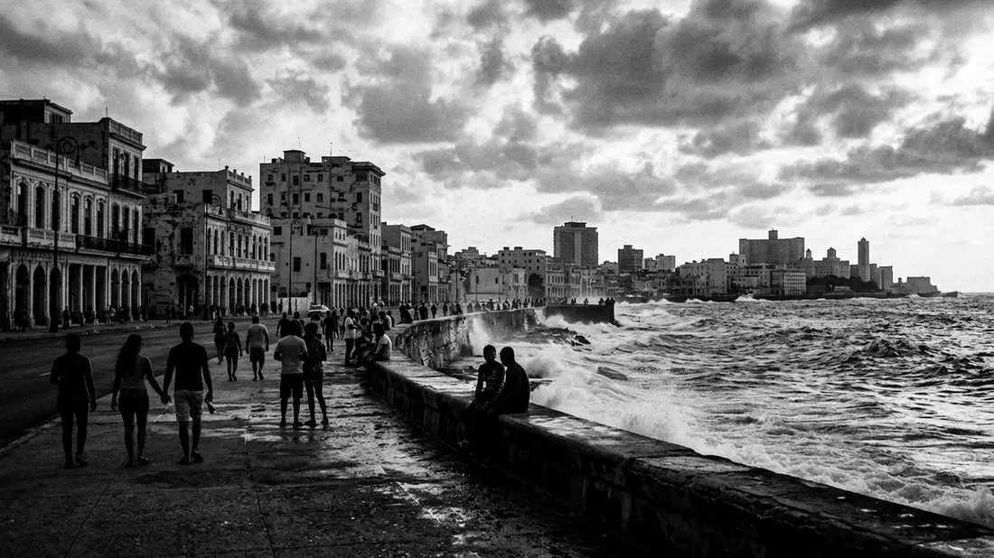 Schwarzweiss-Reportage vom Wahrzeichen Malecon Havanna in Havanna, Kuba