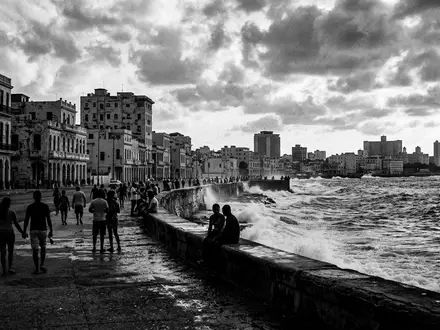 Schwarzweiss-Reportagebild vom Wahrzeichen Malecon Havanna in Havanna Kuba, dokumentarische Reisefotografie mit starken Kontrasten - Foto: THN