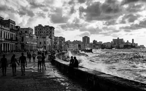 Schwarzweiss-Reportagebild vom Wahrzeichen Malecon Havanna in Havanna Kuba, dokumentarische Reisefotografie mit starken Kontrasten - Foto: THN