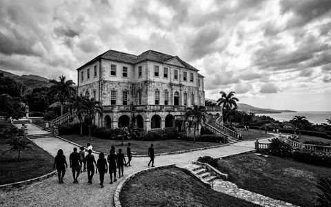 Schwarzweiss-Reportagebild vom Wahrzeichen Rose Hall Great House in Montego Bay Jamaika, dokumentarische Reisefotografie mit starken - Foto: THN