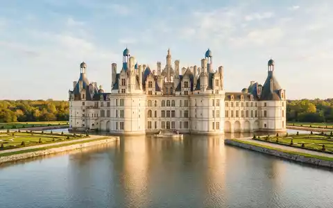 Editorialbild im Reisemagazin-Stil vom Wahrzeichen Schloss Chambord in Chambord Frankreich, ausgewogene Bildgestaltung und natuerliches Umgebungslicht - Foto: THN