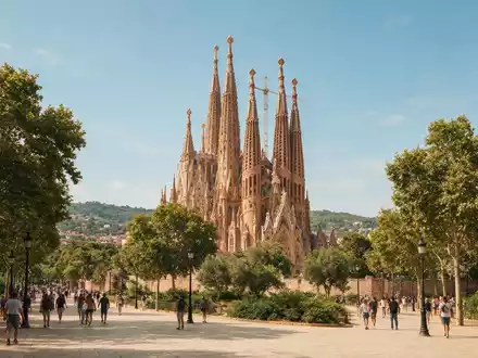Editorialbild im Reisemagazin-Stil vom Wahrzeichen Sagrada Familia Barcelona in Barcelona Spanien, ausgewogene Bildgestaltung und natuerliches - Foto: THN