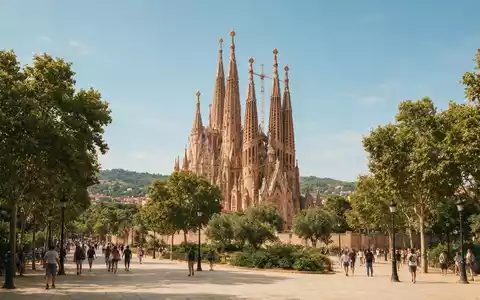 Editorialbild im Reisemagazin-Stil vom Wahrzeichen Sagrada Familia Barcelona in Barcelona Spanien, ausgewogene Bildgestaltung und natuerliches - Foto: THN