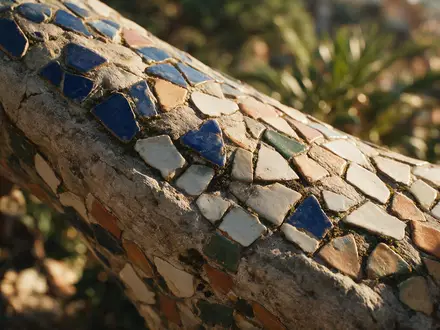 Extreme Makroaufnahme eines Materialdetails am Wahrzeichen Park Güell Barcelona in Barcelona Spanien, taktile Struktur und - Foto: THN