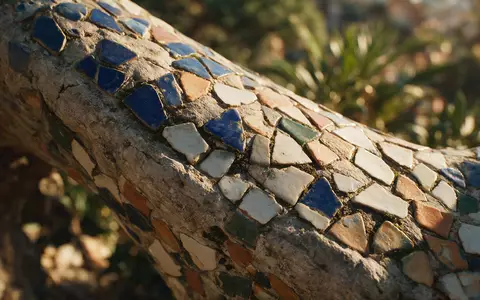 Extreme Makroaufnahme eines Materialdetails am Wahrzeichen Park Güell Barcelona in Barcelona Spanien, taktile Struktur und - Foto: THN