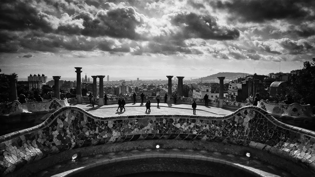 Schwarzweiss-Reportage vom Wahrzeichen Park Güell Barcelona in Barcelona, Spanien
