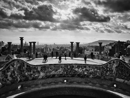 Schwarzweiss-Reportagebild vom Wahrzeichen Park Güell Barcelona in Barcelona Spanien, dokumentarische Reisefotografie mit starken Kontrasten - Foto: THN