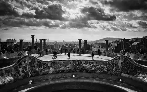 Schwarzweiss-Reportagebild vom Wahrzeichen Park Güell Barcelona in Barcelona Spanien, dokumentarische Reisefotografie mit starken Kontrasten - Foto: THN