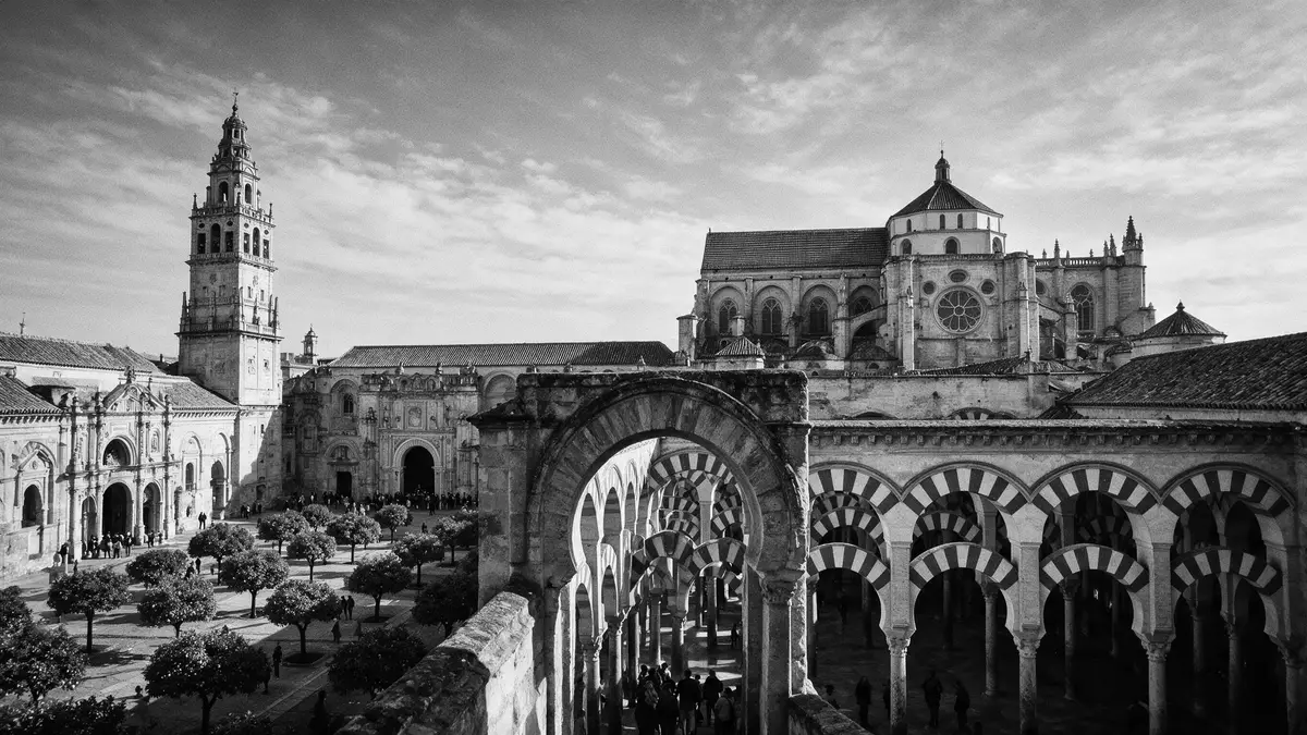 Schwarzweiss-Reportage vom Wahrzeichen Mezquita-Kathedrale Cordoba in Cordoba, Spanien