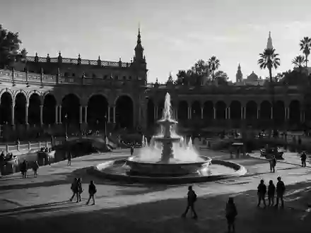 Schwarzweiss-Reportagebild vom Wahrzeichen Plaza de Espana Sevilla in Sevilla Spanien, dokumentarische Reisefotografie mit starken Kontrasten - Foto: THN