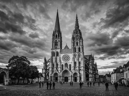 Schwarzweiss-Reportagebild vom Wahrzeichen Kathedrale von Chartres in Chartres Frankreich, dokumentarische Reisefotografie mit starken Kontrasten - Foto: THN
