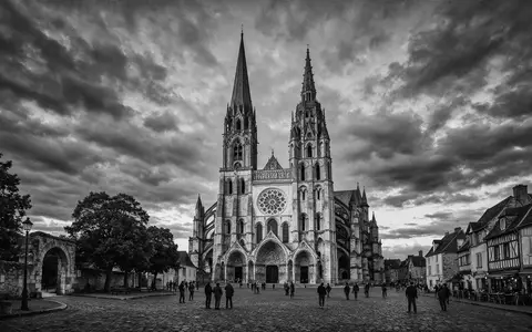 Schwarzweiss-Reportagebild vom Wahrzeichen Kathedrale von Chartres in Chartres Frankreich, dokumentarische Reisefotografie mit starken Kontrasten - Foto: THN