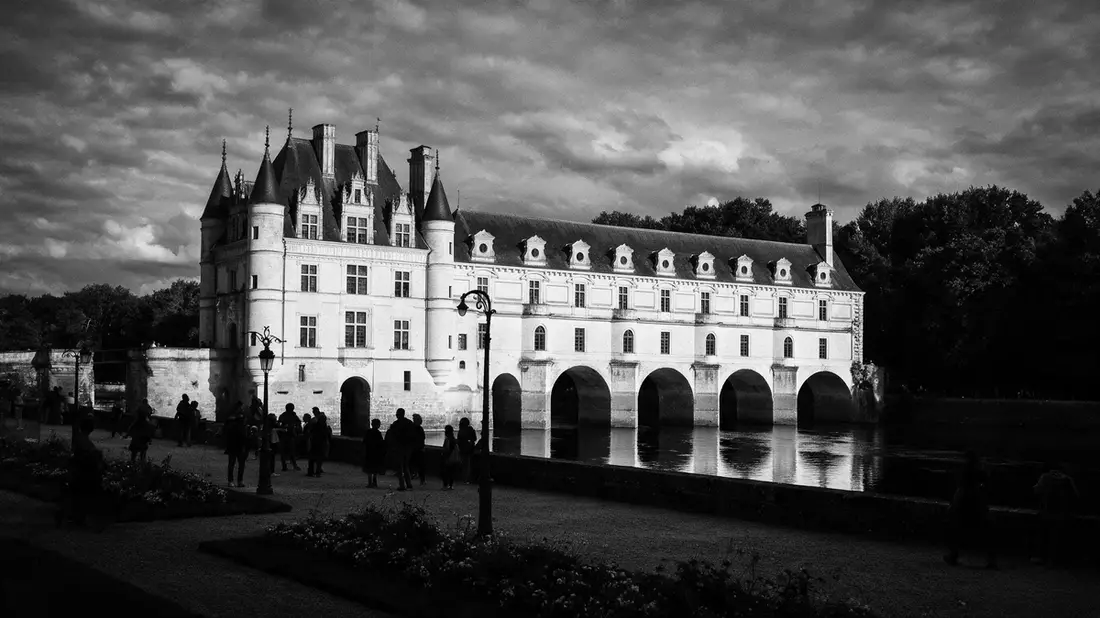 Schwarzweiss-Reportage vom Wahrzeichen Schloss Chenonceau in Chenonceaux, Frankreich