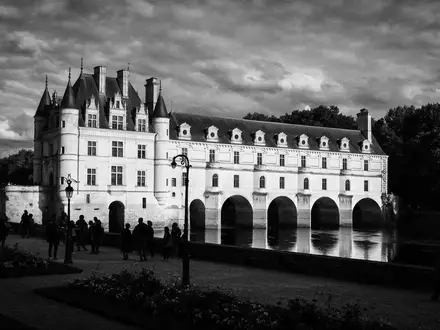 Schwarzweiss-Reportagebild vom Wahrzeichen Schloss Chenonceau in Chenonceaux Frankreich, dokumentarische Reisefotografie mit starken Kontrasten - Foto: THN