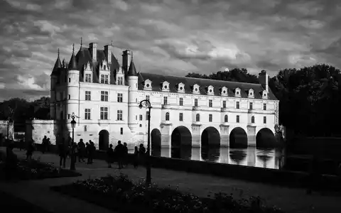 Schwarzweiss-Reportagebild vom Wahrzeichen Schloss Chenonceau in Chenonceaux Frankreich, dokumentarische Reisefotografie mit starken Kontrasten - Foto: THN