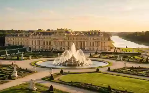 Editorialbild im Reisemagazin-Stil vom Wahrzeichen Schloss Versailles in Versailles Frankreich, ausgewogene Bildgestaltung und natuerliches Umgebungslicht - Foto: THN