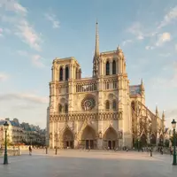 Fotorealistische Panoramaaufnahme von Notre-Dame-Kathedrale Paris in Paris Frankreich, warmes Abendlicht auf Wahrzeichen - Foto: THN