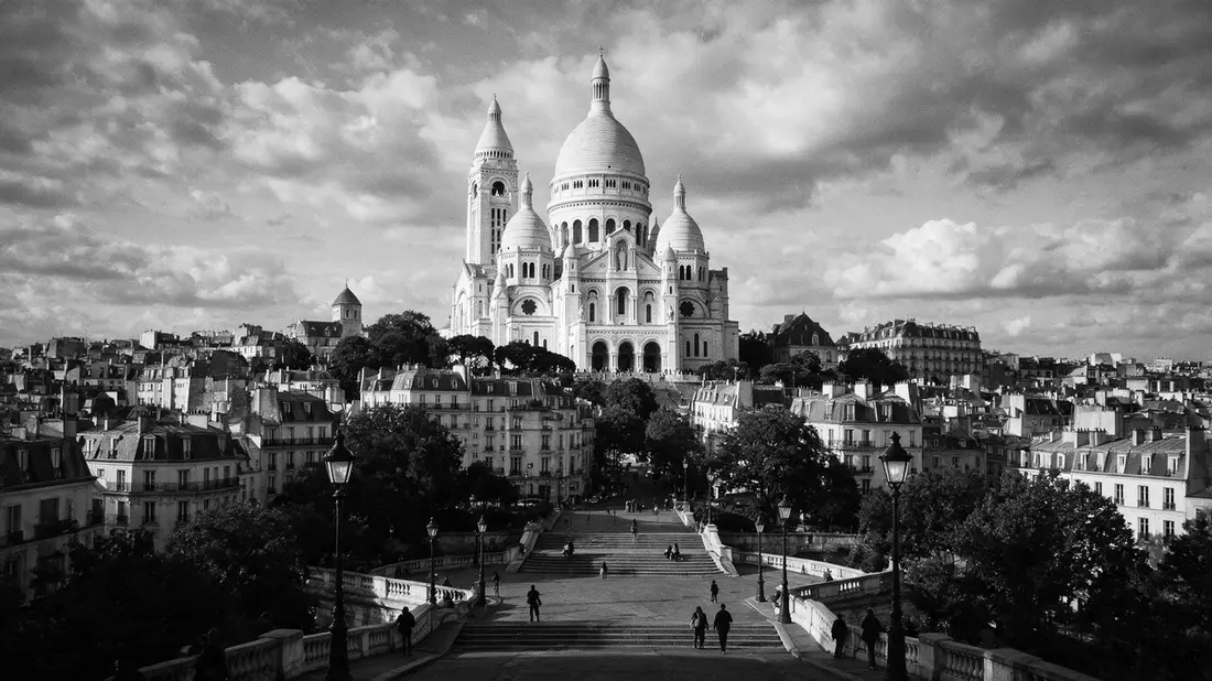Schwarzweiss-Reportage vom Wahrzeichen Sacre-Coeur Paris in Paris, Frankreich