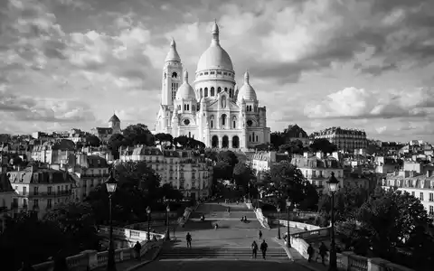 Schwarzweiss-Reportagebild vom Wahrzeichen Sacre-Coeur Paris in Paris Frankreich, dokumentarische Reisefotografie mit starken Kontrasten - Foto: THN