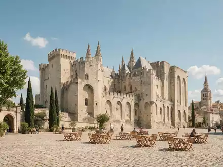 Editorialbild im Reisemagazin-Stil vom Wahrzeichen Papstpalast Avignon in Avignon Frankreich, ausgewogene Bildgestaltung und natuerliches Umgebungslicht - Foto: THN