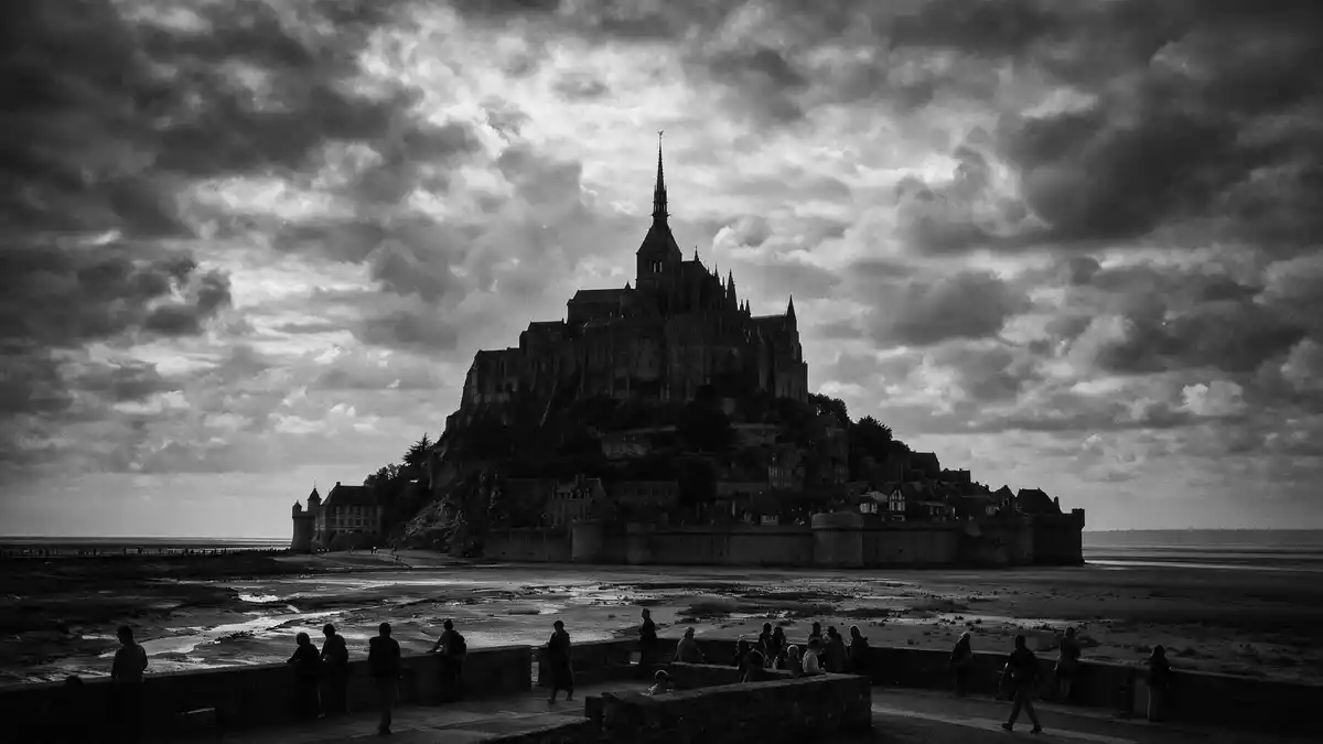Schwarzweiss-Reportage vom Wahrzeichen Mont-Saint-Michel in Le Mont-Saint-Michel, Frankreich
