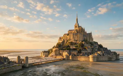 Fotorealistische Panoramaaufnahme von Mont-Saint-Michel in Le Mont-Saint-Michel Frankreich, warmes Abendlicht auf Wahrzeichen - Foto: THN