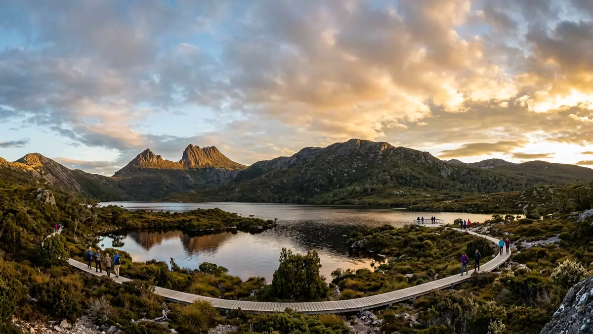 Fotorealistische Ansicht von Cradle Mountain in Cradle Mountain, Australien im Abendlicht