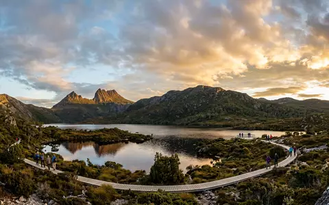 Fotorealistische Panoramaaufnahme von Cradle Mountain in Cradle Mountain Australien, warmes Abendlicht auf Wahrzeichen - Foto: THN