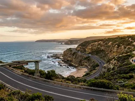 Fotorealistische Panoramaaufnahme von Great Ocean Road in Torquay Australien, warmes Abendlicht auf Wahrzeichen - Foto: THN
