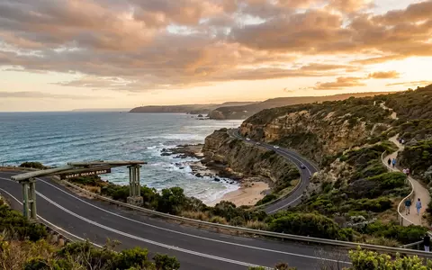 Fotorealistische Panoramaaufnahme von Great Ocean Road in Torquay Australien, warmes Abendlicht auf Wahrzeichen - Foto: THN