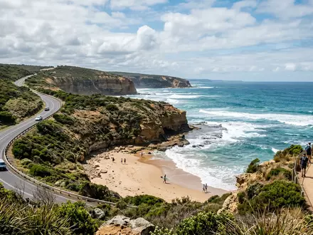 Editorialbild im Reisemagazin-Stil vom Wahrzeichen Great Ocean Road in Torquay Australien, ausgewogene Bildgestaltung und natuerliches - Foto: THN