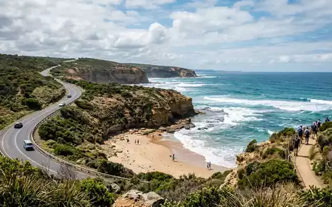 Editorialbild im Reisemagazin-Stil vom Wahrzeichen Great Ocean Road in Torquay Australien, ausgewogene Bildgestaltung und natuerliches - Foto: THN