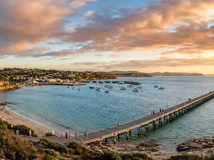 Fotorealistische Panoramaaufnahme von Kangaroo Island in Kingscote Australien, warmes Abendlicht auf Wahrzeichen - Foto: THN