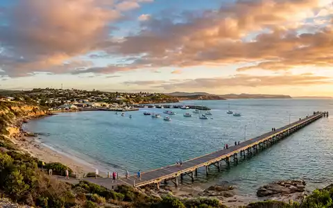 Fotorealistische Panoramaaufnahme von Kangaroo Island in Kingscote Australien, warmes Abendlicht auf Wahrzeichen - Foto: THN