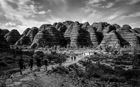 Schwarzweiss-Reportagebild vom Wahrzeichen Purnululu-Nationalpark in Kununurra Australien, dokumentarische Reisefotografie mit starken Kontrasten - Foto: THN