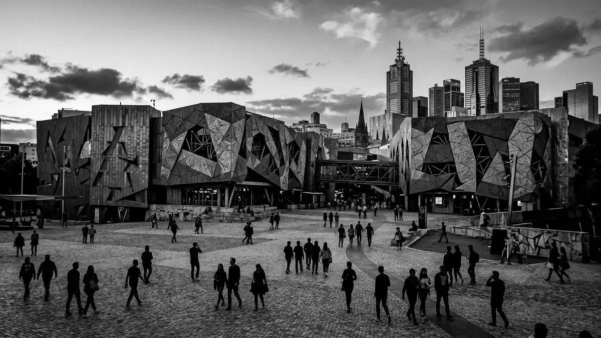 Schwarzweiss-Reportage vom Wahrzeichen Federation Square Melbourne in Melbourne, Australien