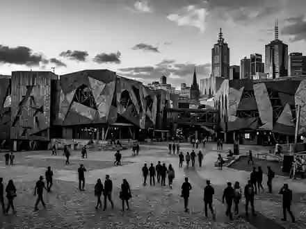Schwarzweiss-Reportagebild vom Wahrzeichen Federation Square Melbourne in Melbourne Australien, dokumentarische Reisefotografie mit starken Kontrasten - Foto: THN