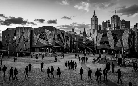 Schwarzweiss-Reportagebild vom Wahrzeichen Federation Square Melbourne in Melbourne Australien, dokumentarische Reisefotografie mit starken Kontrasten - Foto: THN