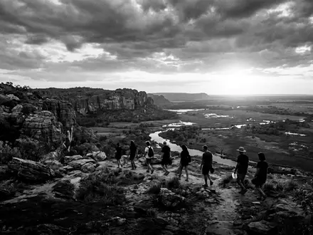 Schwarzweiss-Reportagebild vom Wahrzeichen Kakadu-Nationalpark in Jabiru Australien, dokumentarische Reisefotografie mit starken Kontrasten - Foto: THN