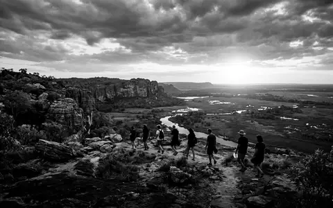 Schwarzweiss-Reportagebild vom Wahrzeichen Kakadu-Nationalpark in Jabiru Australien, dokumentarische Reisefotografie mit starken Kontrasten - Foto: THN