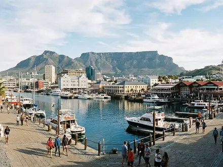 Editorialbild im Reisemagazin-Stil vom Wahrzeichen V&A Waterfront in Kapstadt Sudafrika, ausgewogene Bildgestaltung und natuerliches Umgebungslicht - Foto: THN