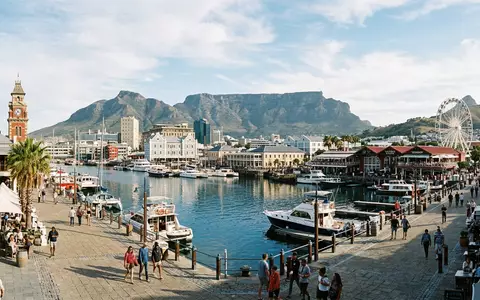 Editorialbild im Reisemagazin-Stil vom Wahrzeichen V&A Waterfront in Kapstadt Sudafrika, ausgewogene Bildgestaltung und natuerliches Umgebungslicht - Foto: THN