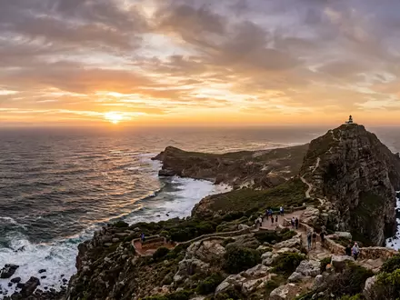 Fotorealistische Panoramaaufnahme von Kap der Guten Hoffnung in Kapstadt Sudafrika, warmes Abendlicht auf Wahrzeichen - Foto: THN