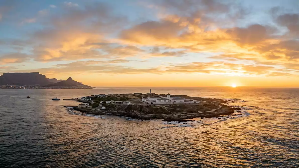 Fotorealistische Ansicht von Robben Island in Kapstadt, Sudafrika im Abendlicht