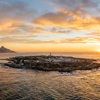 Fotorealistische Panoramaaufnahme von Robben Island in Kapstadt Sudafrika, warmes Abendlicht auf Wahrzeichen - Foto: THN