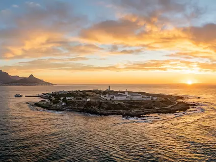 Fotorealistische Panoramaaufnahme von Robben Island in Kapstadt Sudafrika, warmes Abendlicht auf Wahrzeichen - Foto: THN