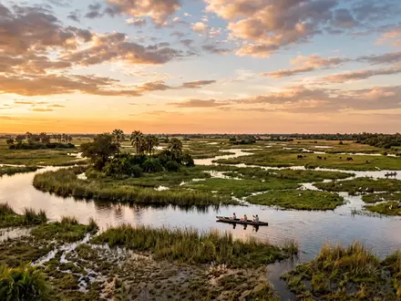 Fotorealistische Panoramaaufnahme von Okavango-Delta in Maun Botswana, warmes Abendlicht auf Wahrzeichen im Reisemotiv - Foto: THN