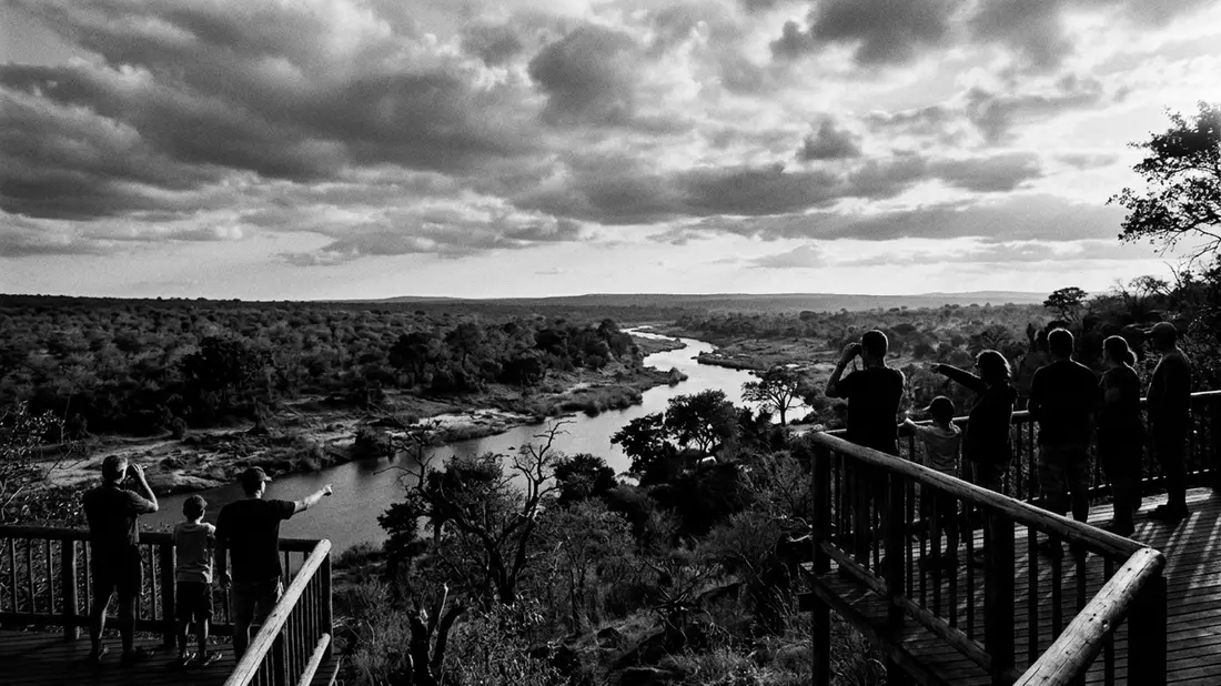 Schwarzweiss-Reportage vom Wahrzeichen Kruger-Nationalpark in Skukuza, Sudafrika