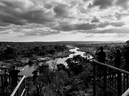 Schwarzweiss-Reportagebild vom Wahrzeichen Kruger-Nationalpark in Skukuza Sudafrika, dokumentarische Reisefotografie mit starken Kontrasten - Foto: THN