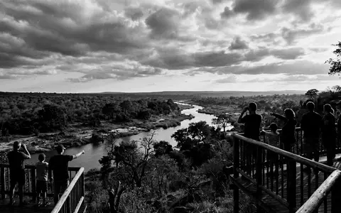 Schwarzweiss-Reportagebild vom Wahrzeichen Kruger-Nationalpark in Skukuza Sudafrika, dokumentarische Reisefotografie mit starken Kontrasten - Foto: THN